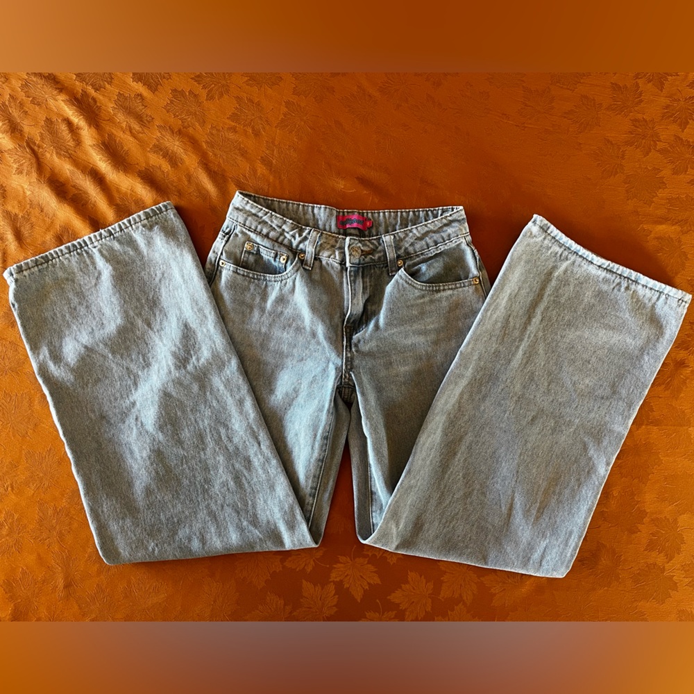Edikted Raelynn Washed Low Rise Jeans